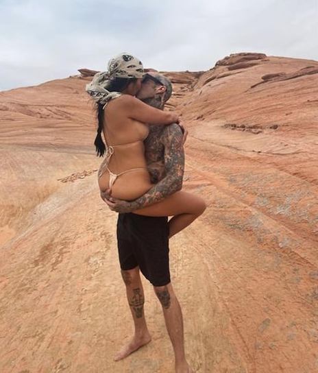 Once again, Kourtney Kardashian and Travis Barker are here to bring you your daily dose of PDA!