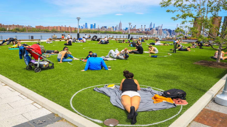 New York Park Paints 'Social Distancing'