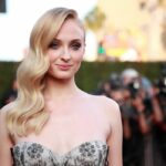 Sophie Turner seems to want to shout to the world that she is not straight