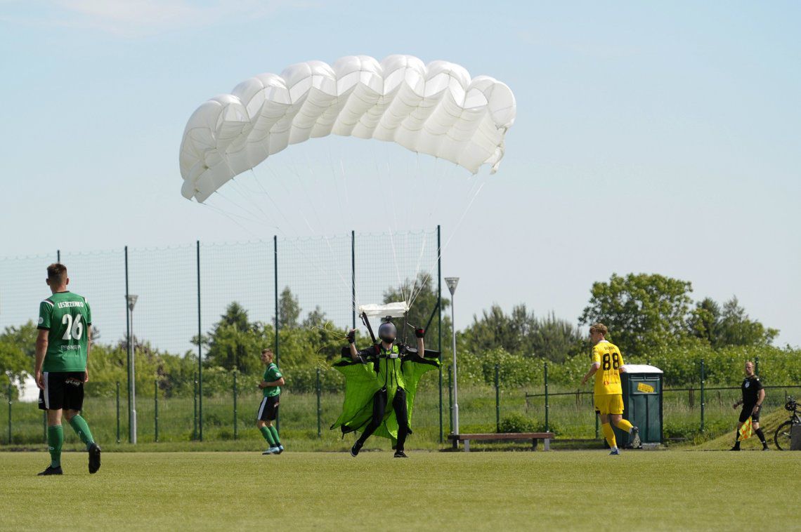 Parachutist fell in the middle of a soccer match in Poland and the referee reprimanded him