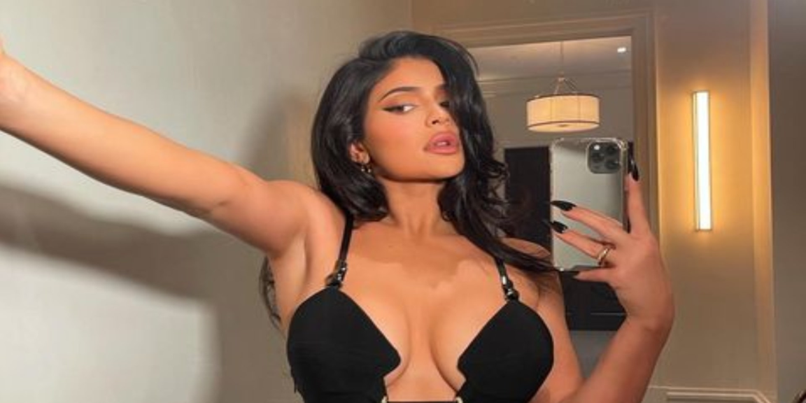 Kylie Jenner flaunts her tremendous curves on the beach via Instagram