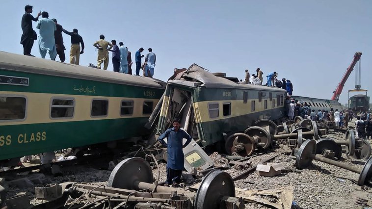 Pakistani train crashes, leaving at least 33 dead