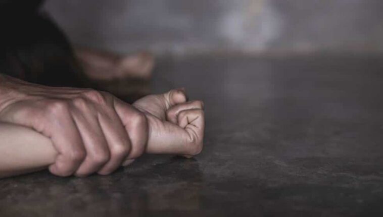 Girl stabs and kills her stepfather who tried to rape her