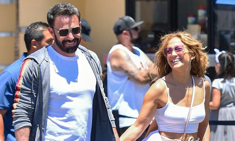 Jennifer Lopez and Ben Affleck recreate their hottest photo 20 years later