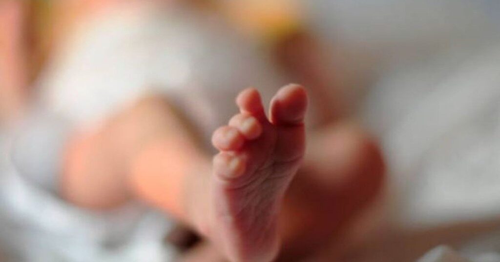 Newborn baby abandoned with umbilical cord in a public square