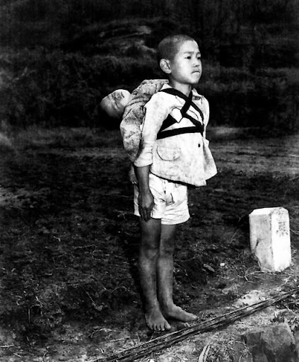 The touching story of the boy carrying his brother in World War II