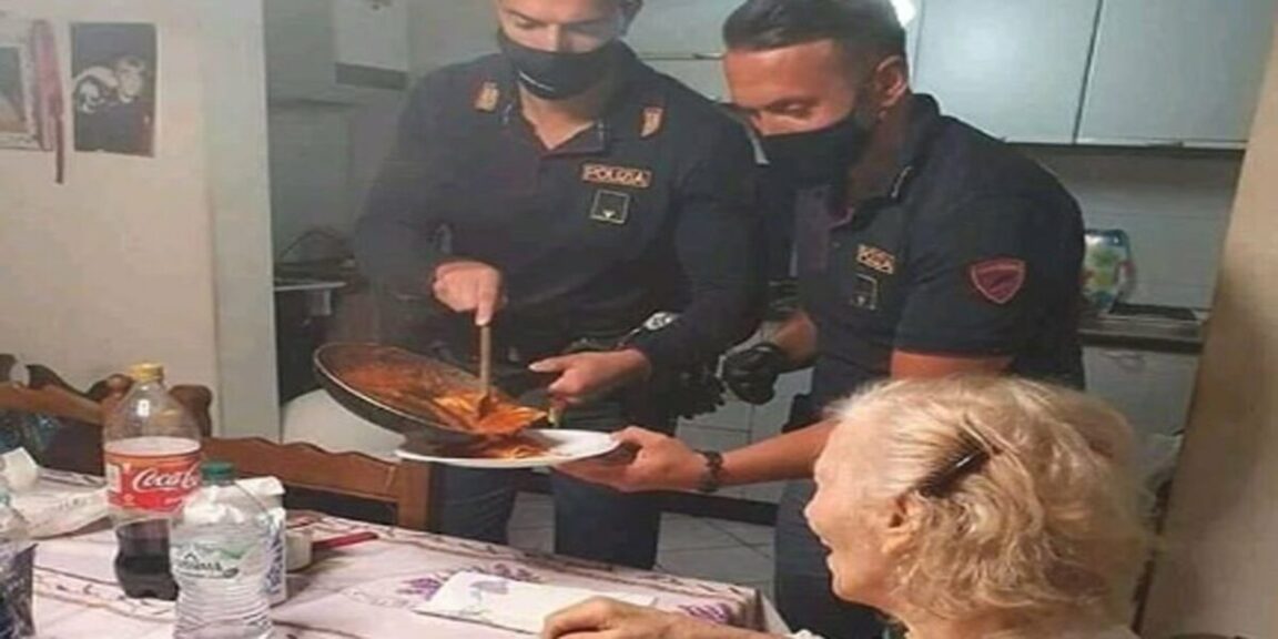 "I'm alone, I'm hungry": a pensioner asked for help and two police officers cooked her dinner