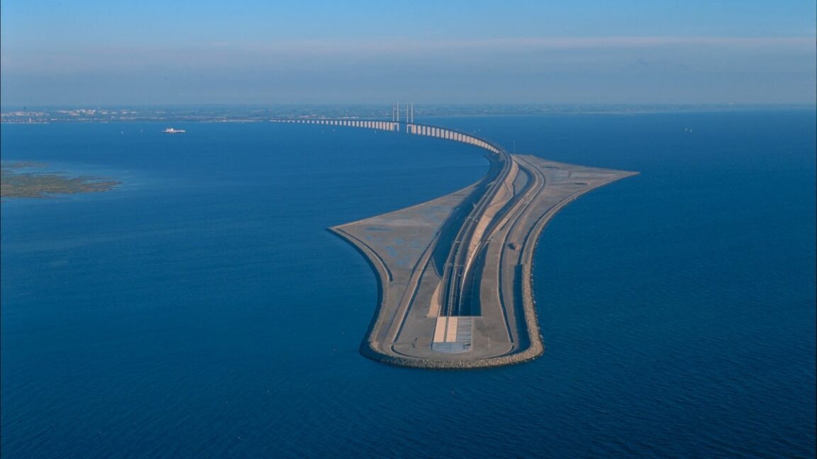 This is the Oresund bridge-tunnel, the incredible work that unites Sweden with Denmark and the rest of Europe