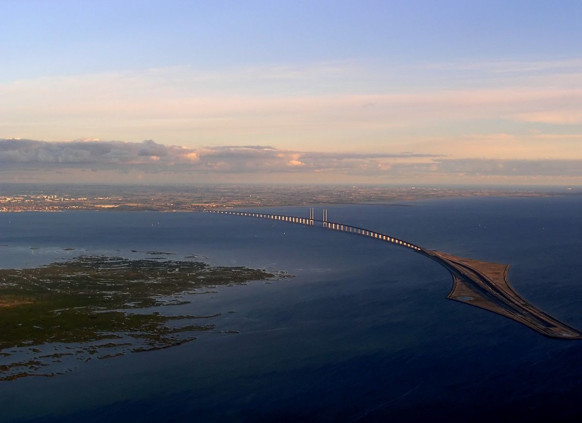 This is the Oresund bridge-tunnel, the incredible work that unites Sweden with Denmark and the rest of Europe