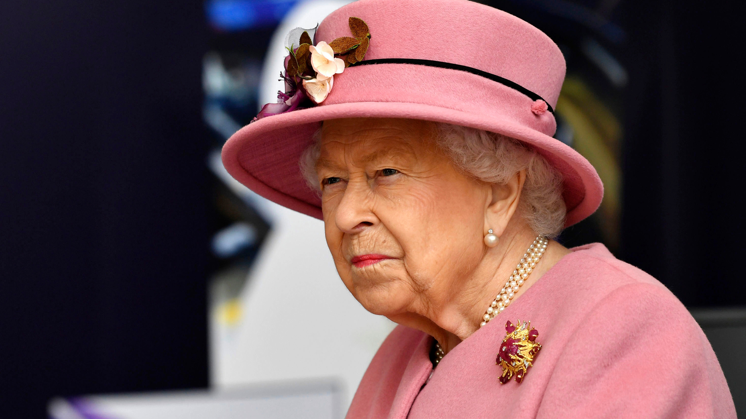 Queen Elizabeth and troops pay tribute to 9/11 by playing the "Star-Spangled Banner" at the Changing of the Guard