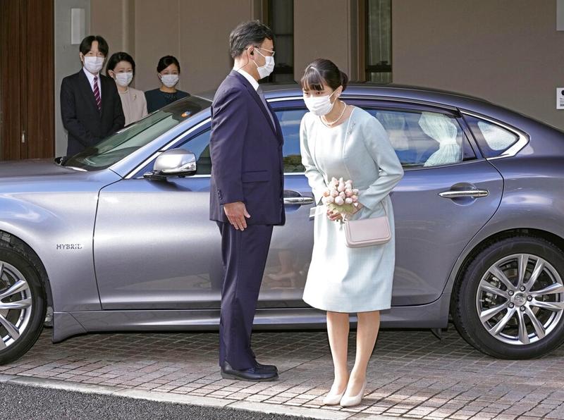 Princess Mako finally marries her "commoner" boyfriend, Kei Komuro, and gives up her royal status