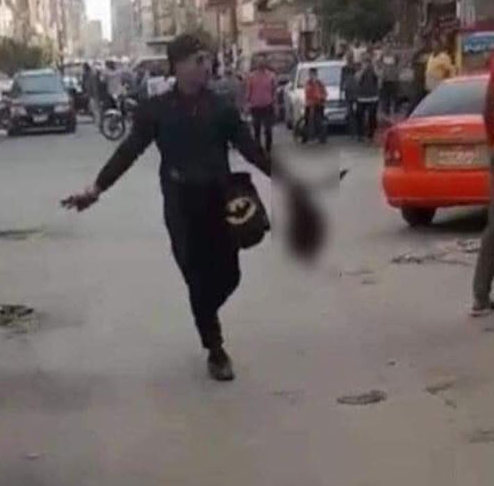 A man is beheaded on the street in Egypt: The killer shows his head to passers-by