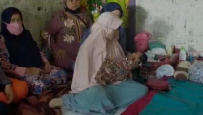 Indonesian woman claims that a gust of wind got her pregnant