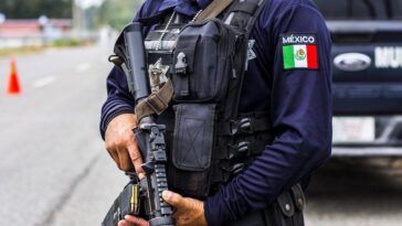 Shooting between narcos on Mexican beach leaves two dead and tourists in panic