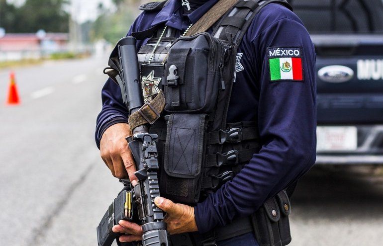 Shooting between narcos on Mexican beach leaves two dead and tourists in panic