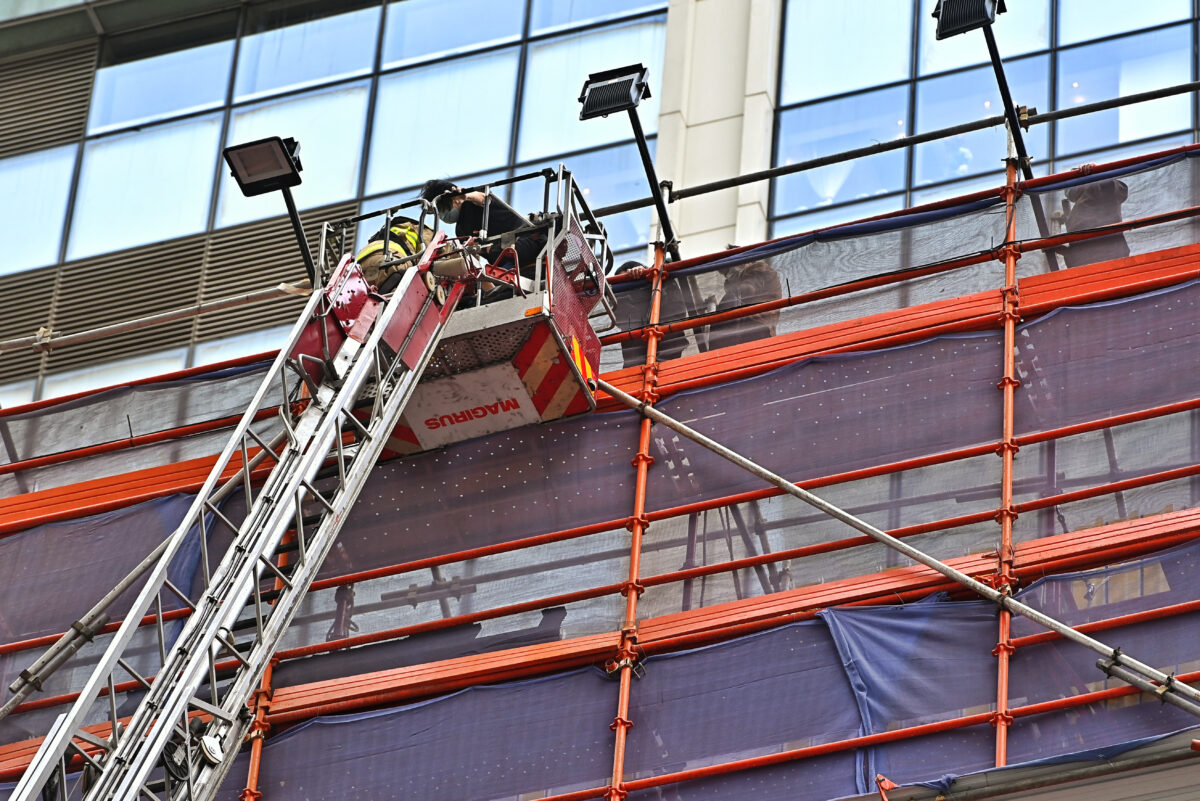 Fire traps more than 300 people in skyscraper