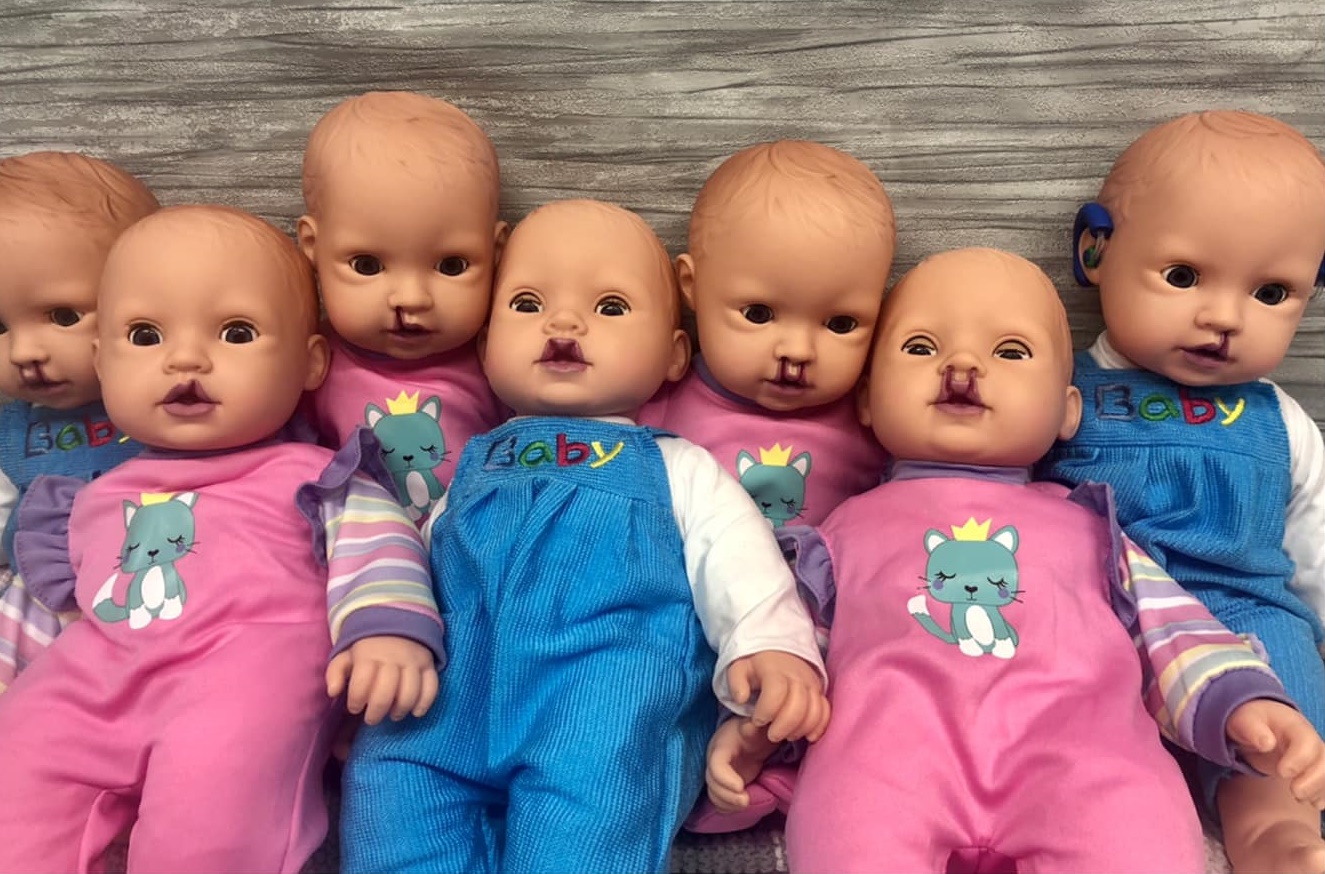 Mother makes dolls for her deaf daughter and other children with unique physical characteristics
