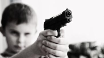 2-year-old shoots mother, 1-year-old brother in car