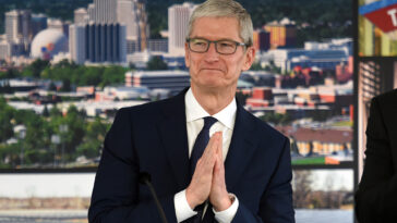 Tim Cook was stalked by a woman who claimed to be his wife, went to his house, sent him photos of gun and demanded USD 500 million