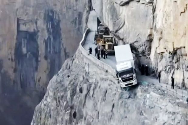 Truck left dangling over 100-meter cliff