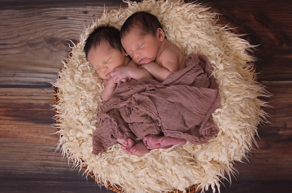 Twins born in different years 15 minutes apart: brother in 2021, sister in 2022