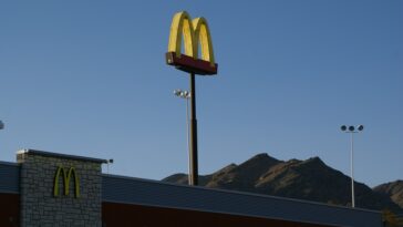 4-year-old boy shoots cop at McDonald's drive-thru on his father's orders in Utah
