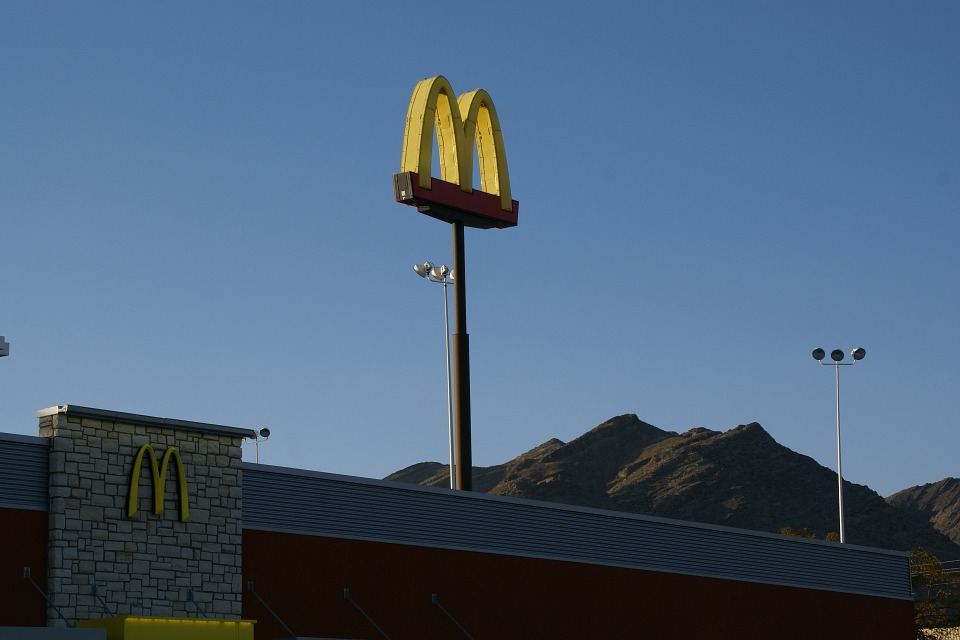 4-year-old boy shoots cop at McDonald's drive-thru on his father's orders in Utah